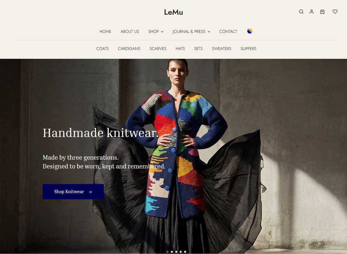 Naslovna stranica LeMu Studio web shopa sa modelom u šarenom ručno pletenom kaputu i porukom "Handmade knitwear – Made by three generations"