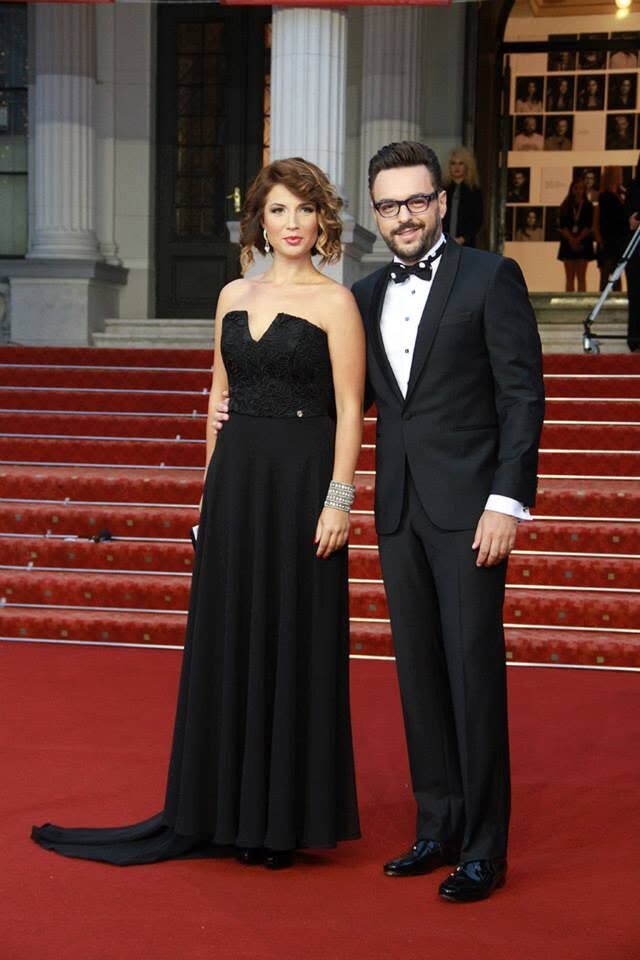 Maja Čengić-Miralem u crnoj večernjoj haljini i Dejan Kukrić u crnom smokingu s leptir mašnom poziraju na crvenom tepihu 21. Sarajevo Film Festivala - FBL Magazin