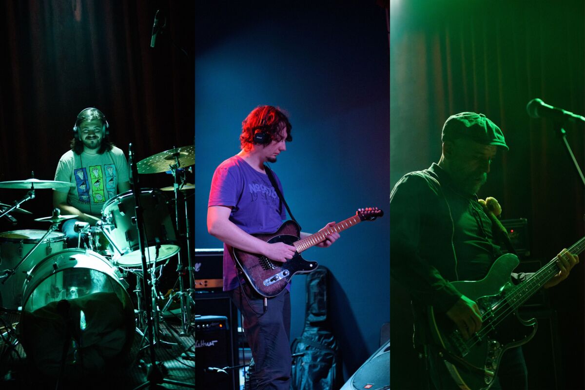 Sarajevski instrumentalni trio Sotomayor nastupa uživo - bubnjar, gitarista i basista na sceni