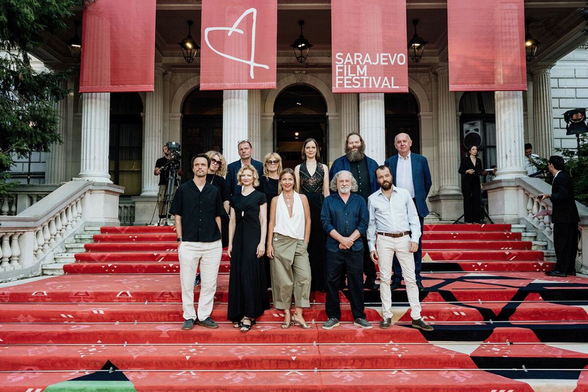Atmosfera s crvenog tepiha ispred Narodnog pozorišta Sarajevo tokom pete večeri Sarajevo Film Festivala.