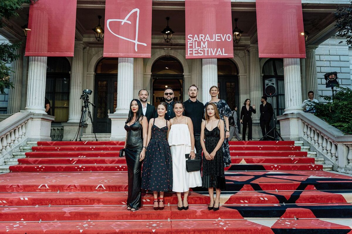 Atmosfera s crvenog tepiha ispred Narodnog pozorišta Sarajevo tokom pete večeri Sarajevo Film Festivala.