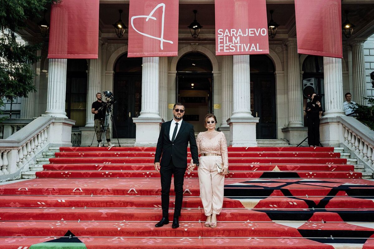 Atmosfera s crvenog tepiha ispred Narodnog pozorišta Sarajevo tokom pete večeri Sarajevo Film Festivala.