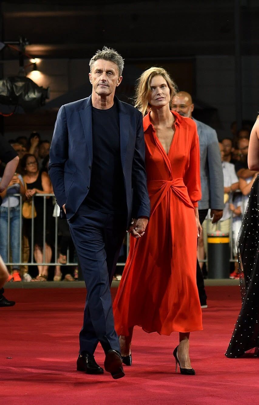 Poljski reditelj Paweł Pawlikowski i njegova supruga, manekenka Małgosia Bela u crvenoj haljini, drže se za ruke na crvenom tepihu 24. Sarajevo Film Festivala 2018 - FBL Magazin
