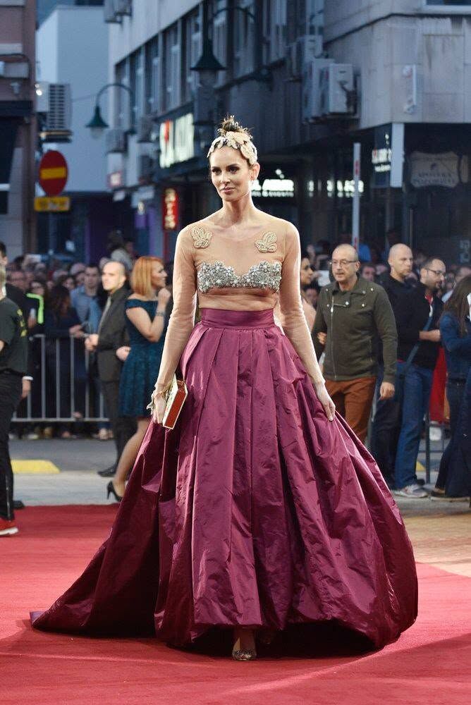 Sarah Čerkez u bordo balskoj haljini s ukrašenim korzetom i cvjetnom pletenicom u kosi hoda crvenim tepihom 22. Sarajevo Film Festivala 2016 - FBL Magazin