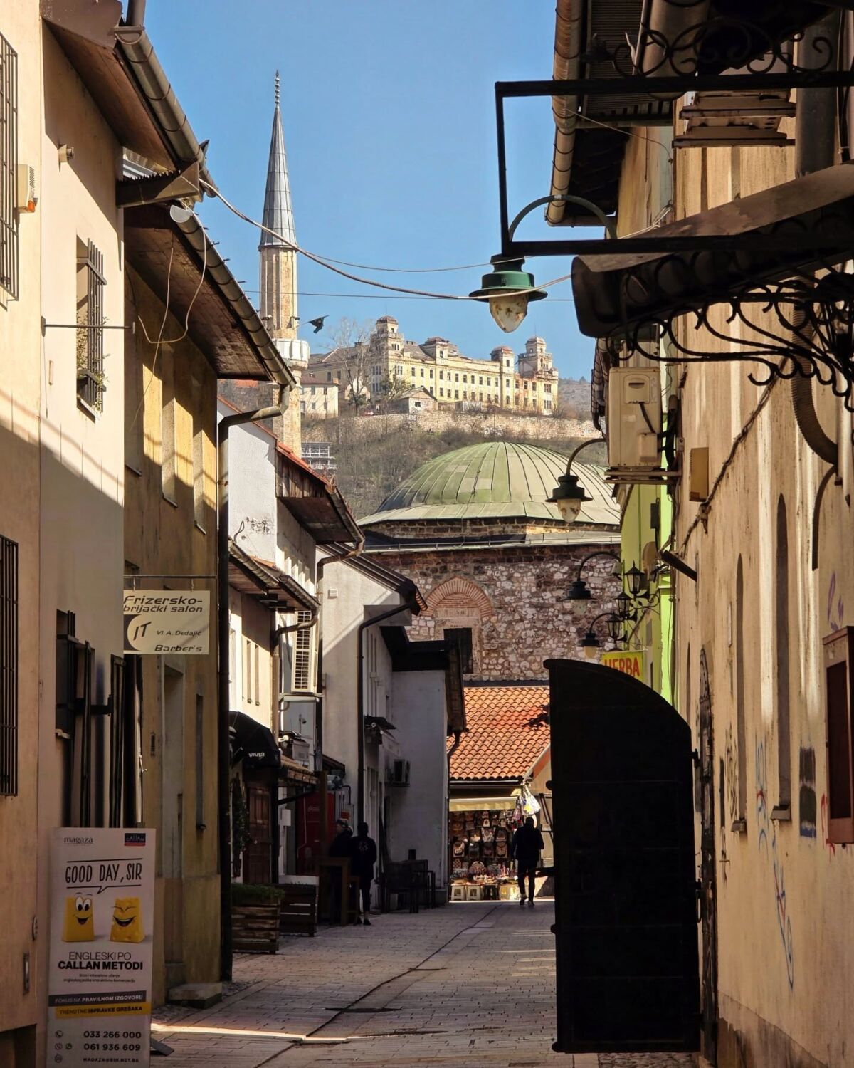 Pogled kroz usku ulicu Baščaršije prema Carevoj džamiji i Žutoj tabiji u Sarajevu