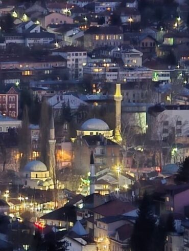 Panorama Sarajeva s Baščaršijom u večernjim satima