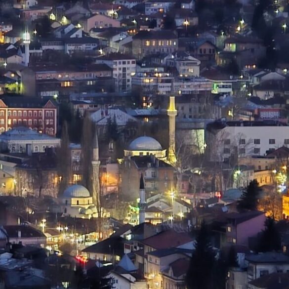Panorama Sarajeva s Baščaršijom u večernjim satima