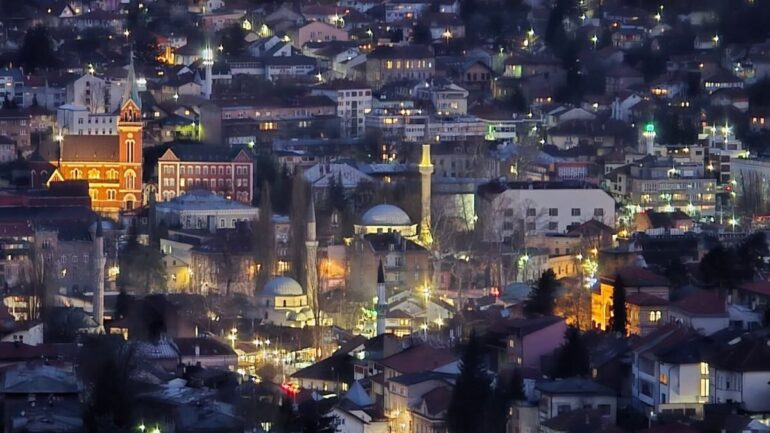 Panorama Sarajeva s Baščaršijom u večernjim satima