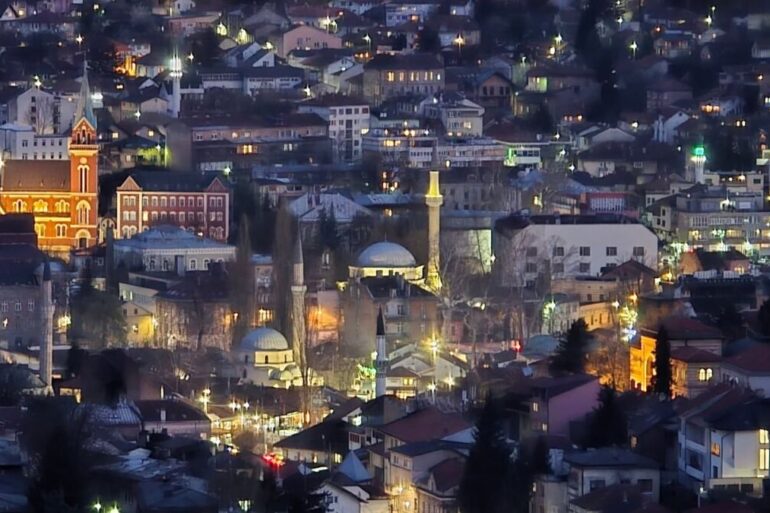 Panorama Sarajeva s Baščaršijom u večernjim satima