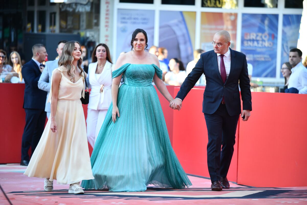 Treći dan 32. Sarajevo Film Festivala donio je nove premijere Takmičarskog programa, susrete s regionalnim filmskim autorima i dvije velike projekcije pod otvorenim nebom.