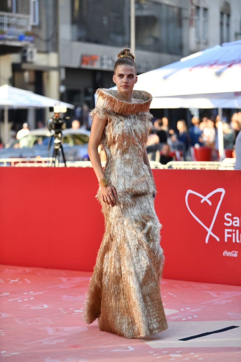 Tajra Bravo u zlatnoj kreaciji Aleksandre Lovrić sa skulpturalnim ovratnikom na šestoj večeri Sarajevo Film Festivala 2026.