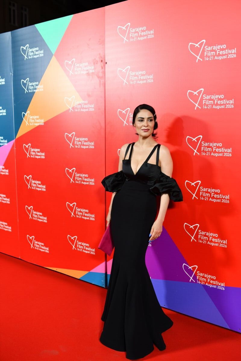 Yasmine Al Massri u crnoj haljini naglašene konstrukcije i voluminoznih rukava na završnoj večeri Sarajevo Film Festivala 2026.