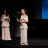 Bh. glumica Helena Vuković u kreaciji brenda Belma Tvico i makedonska glumica Sara Klimoska u kreaciji Plusminus Fashion donijele su na dodjelu nagrada Sarajevo Film Festivala spoj savremene regionalne mode, autentičnog stila i nove generacije glumačkog talenta.