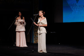 Bh. glumica Helena Vuković u kreaciji brenda Belma Tvico i makedonska glumica Sara Klimoska u kreaciji Plusminus Fashion donijele su na dodjelu nagrada Sarajevo Film Festivala spoj savremene regionalne mode, autentičnog stila i nove generacije glumačkog talenta.