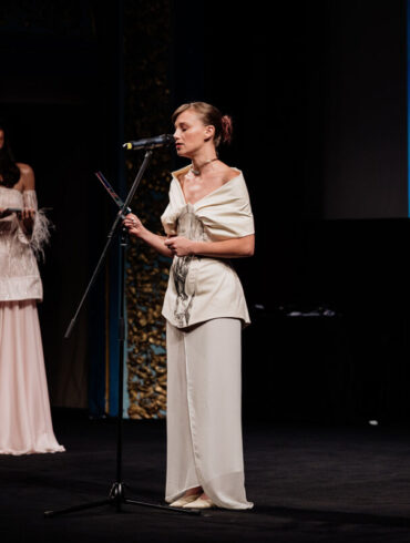Bh. glumica Helena Vuković u kreaciji brenda Belma Tvico i makedonska glumica Sara Klimoska u kreaciji Plusminus Fashion donijele su na dodjelu nagrada Sarajevo Film Festivala spoj savremene regionalne mode, autentičnog stila i nove generacije glumačkog talenta.