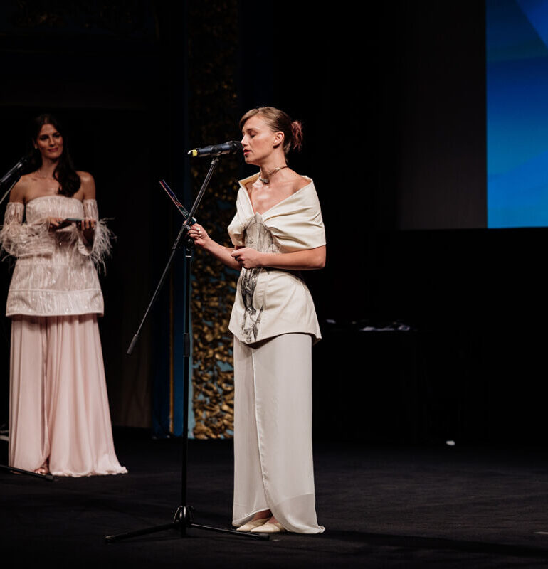 Bh. glumica Helena Vuković u kreaciji brenda Belma Tvico i makedonska glumica Sara Klimoska u kreaciji Plusminus Fashion donijele su na dodjelu nagrada Sarajevo Film Festivala spoj savremene regionalne mode, autentičnog stila i nove generacije glumačkog talenta.