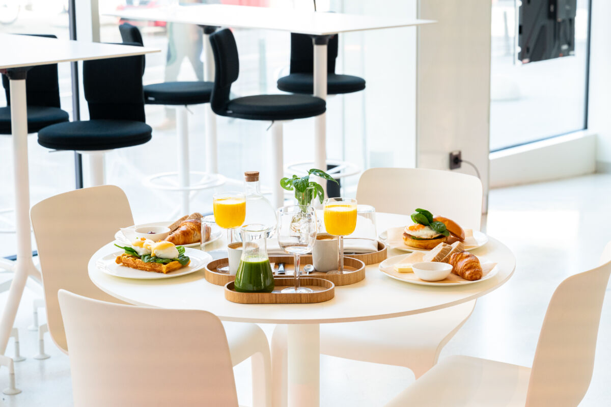 Brunch setup sa omletom, tostom, sokom od narančе i premium kafom na Stellar terasi