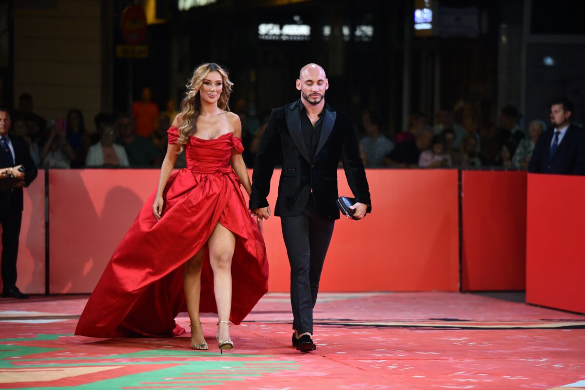 Pjevačica Tea Tairović u voluminoznoj crvenoj večernjoj haljini na petom danu Sarajevo Film Festivala 2026.