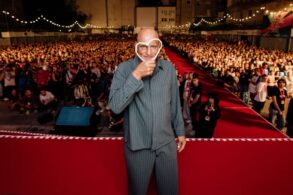 Američkom glumcu Woodyju Harrelsonu večeras je na 32. Sarajevo Film Festivalu uručeno Počasno Srce Sarajeva, priznanje za izuzetan doprinos filmskoj umjetnosti i dugogodišnju glumačku karijeru.