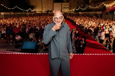 Američkom glumcu Woodyju Harrelsonu večeras je na 32. Sarajevo Film Festivalu uručeno Počasno Srce Sarajeva, priznanje za izuzetan doprinos filmskoj umjetnosti i dugogodišnju glumačku karijeru.