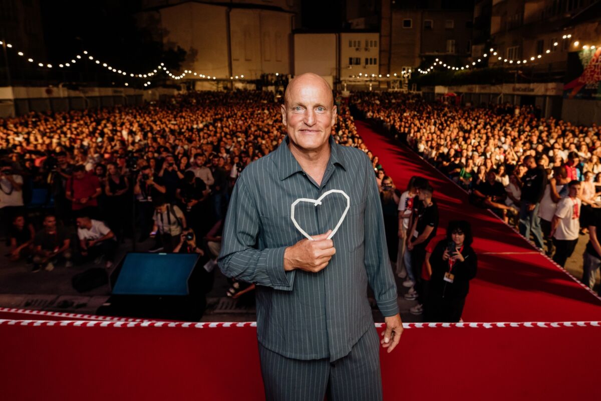 Američkom glumcu Woodyju Harrelsonu večeras je na 32. Sarajevo Film Festivalu uručeno Počasno Srce Sarajeva, priznanje za izuzetan doprinos filmskoj umjetnosti i dugogodišnju glumačku karijeru.
