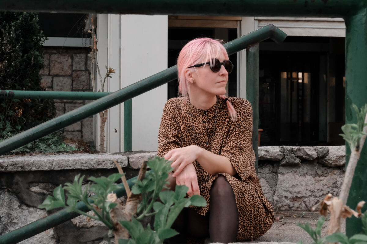 Ewa Anna Kumelowski na stepenicama u Sarajevu, u leopard uzorku i sunčanim naočalama