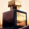 Maison Francis Kurkdjian OUD Velvet Mood Extrait de Parfum bočica na baršunastoj podlozi u zlatnom svjetlu
