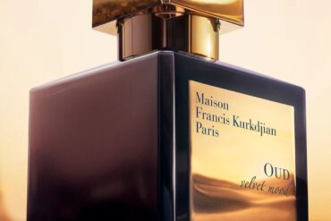 Maison Francis Kurkdjian OUD Velvet Mood Extrait de Parfum bočica na baršunastoj podlozi u zlatnom svjetlu