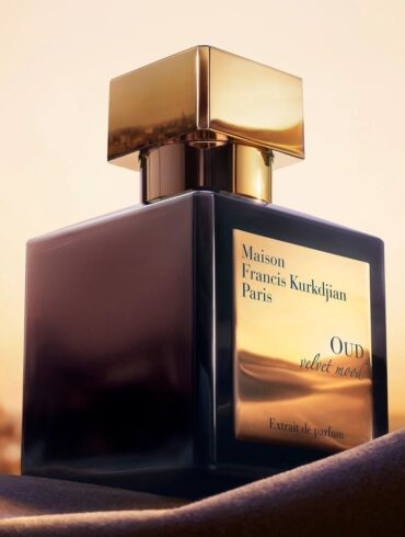 Maison Francis Kurkdjian OUD Velvet Mood Extrait de Parfum bočica na baršunastoj podlozi u zlatnom svjetlu