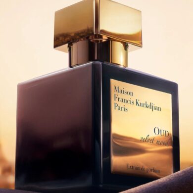 Maison Francis Kurkdjian OUD Velvet Mood Extrait de Parfum bočica na baršunastoj podlozi u zlatnom svjetlu