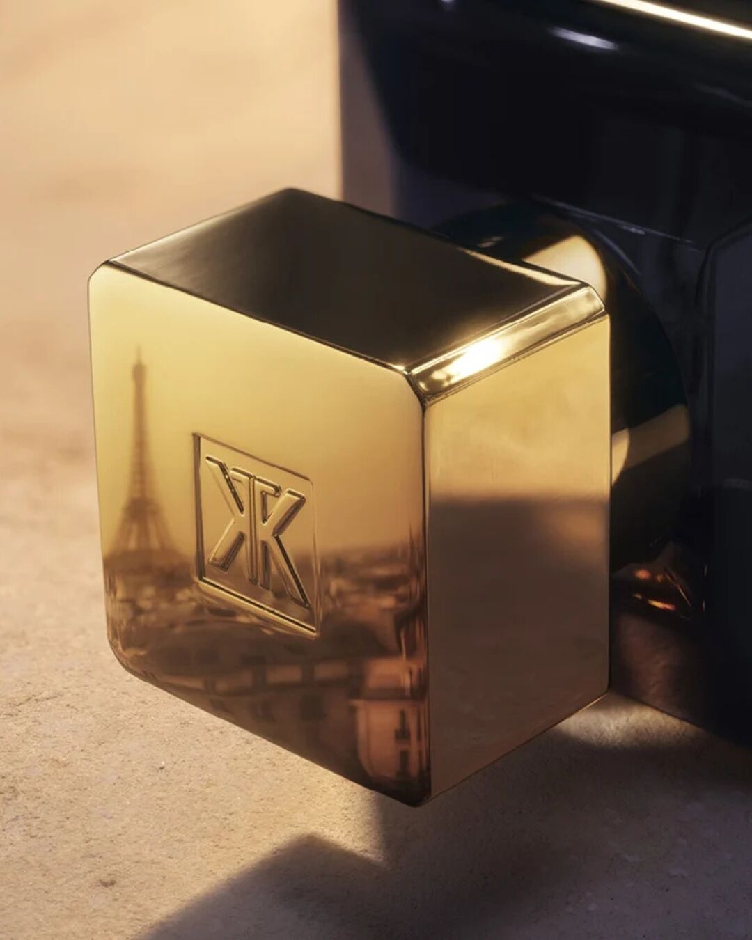 Zlatni čep MFK OUD Velvet Mood parfema s gravurom Eiffelovog tornja i MFK logom