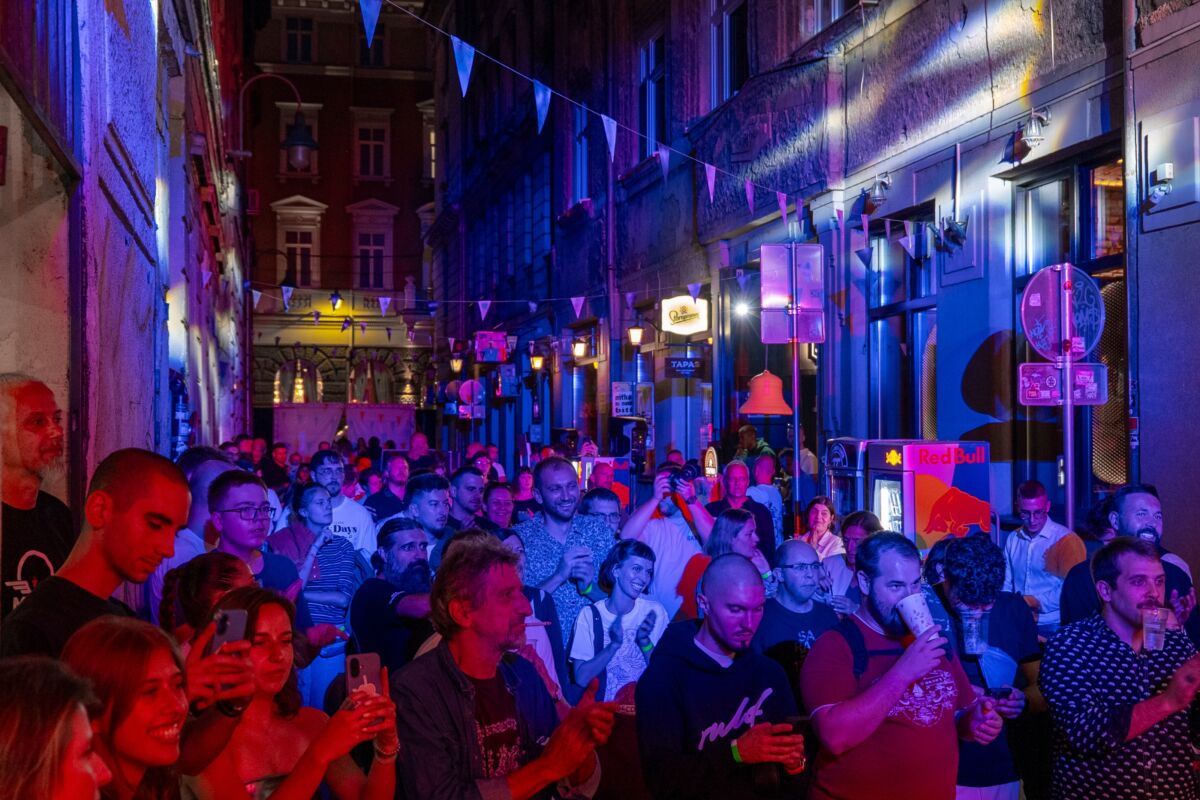 Publika na otvaranju FASADA Festivala u ulici okićenoj lampionima