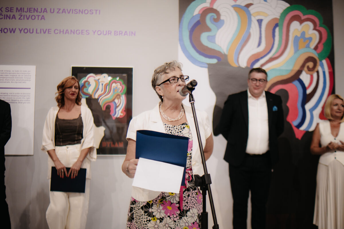 Govornici na otvaranju izložbe „This Is What I Have Learned" ispred rada Miltona Glasera