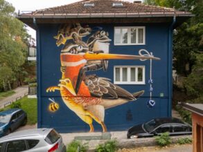 Mural umjetnika STOM 500 na fasadi zgrade u Sarajevu, prikaz ptice, kornjače i žabe