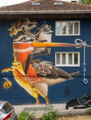 Mural umjetnika STOM 500 na fasadi zgrade u Sarajevu, prikaz ptice, kornjače i žabe