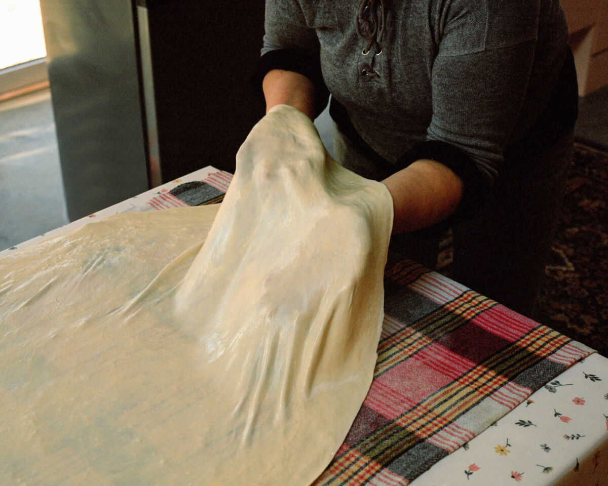 Priprema tradicionalnog tijesta u kući House for Five Women u Gradačcu