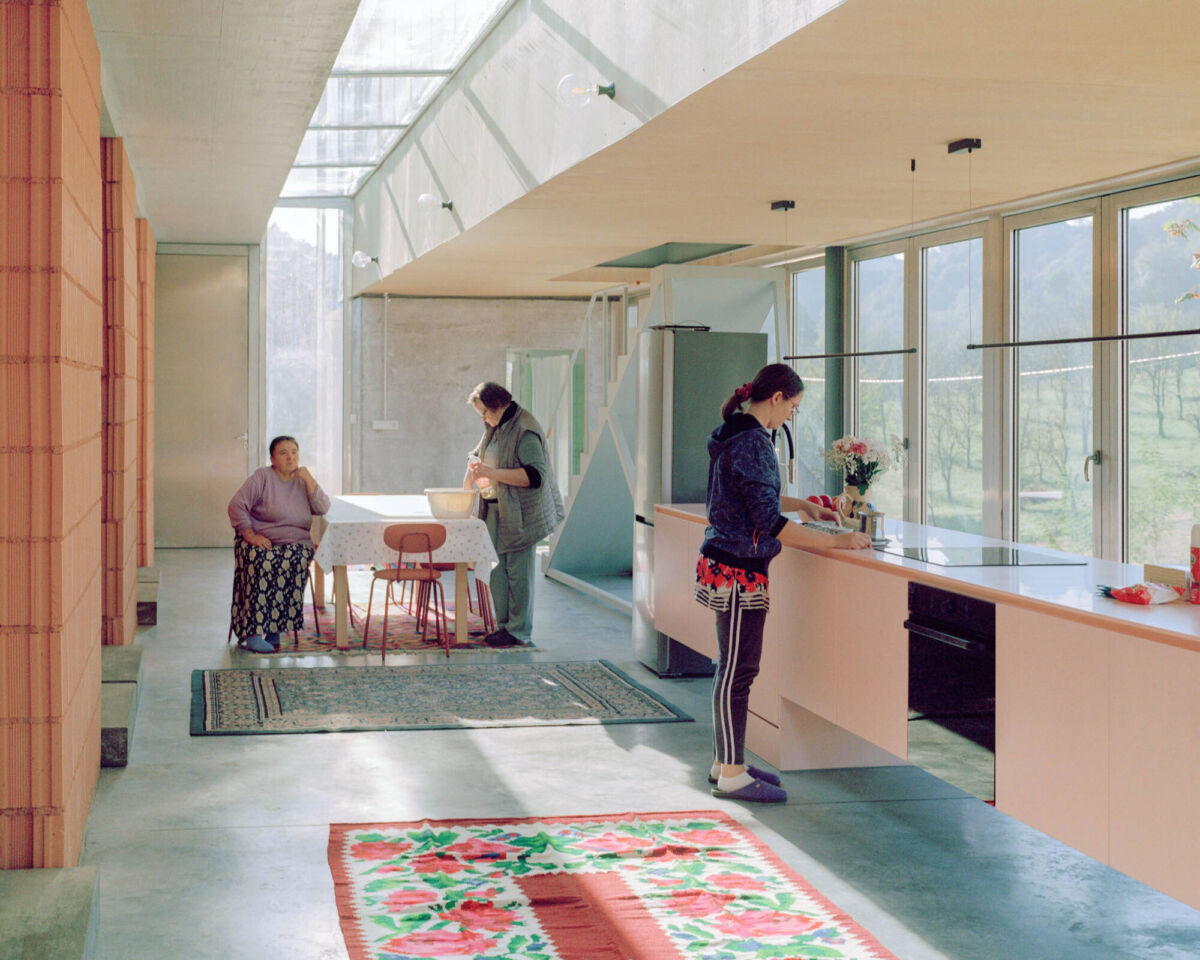 Stanovnice House for Five Women u zajedničkoj kuhinji tokom svakodnevnih aktivnosti