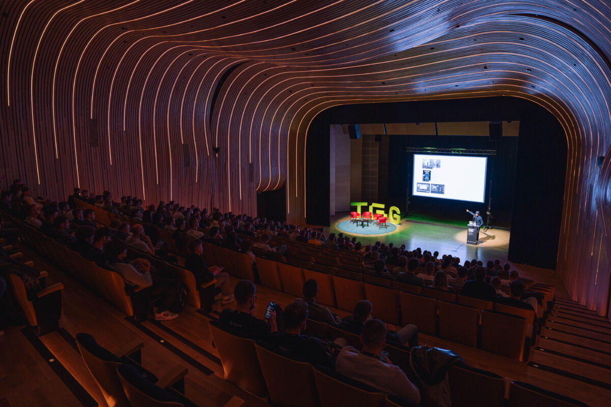 Predavanje i publika na The Geek Gathering tehnološkoj konferenciji u Osijeku