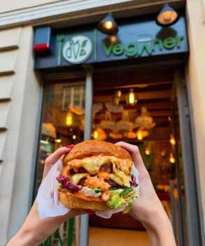 Veganski burger ispred restorana Veganer u Sarajevu