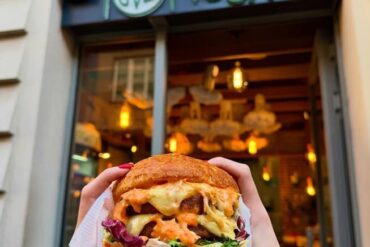 Veganski burger ispred restorana Veganer u Sarajevu