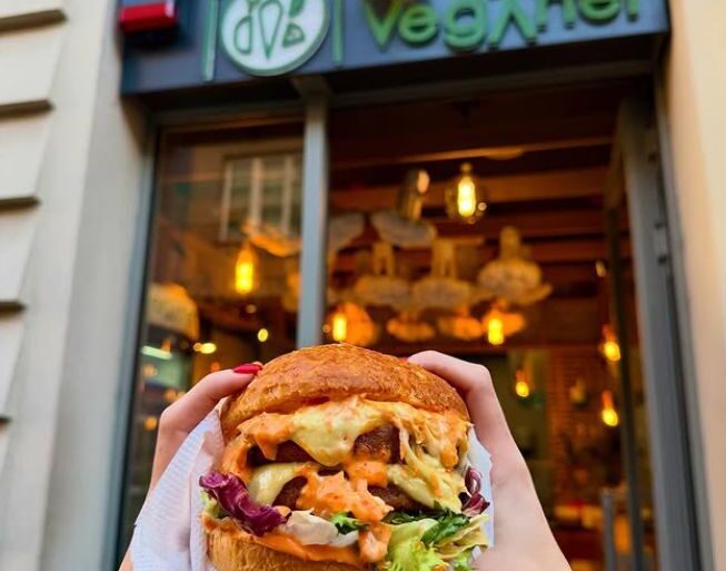 Veganski burger ispred restorana Veganer u Sarajevu