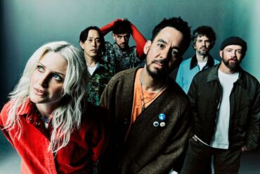 Emily Armstrong, Mike Shinoda i ostali članovi benda Linkin Park na promotivnoj fotografiji benda