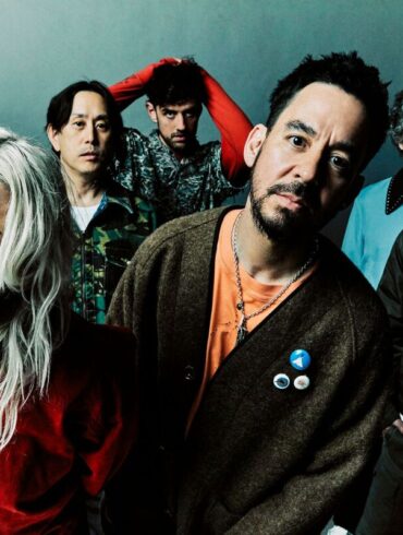 Emily Armstrong, Mike Shinoda i ostali članovi benda Linkin Park na promotivnoj fotografiji benda