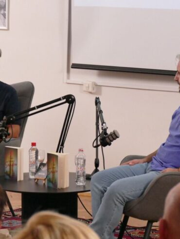 Elvedin Nezirović i Elvis Ljajić tokom razgovora o romanu „Sandro“ u Sarajevu
