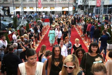 Crveni tepih Sarajevo Film Festivala pred publikom i fotografima 2018 foto FBL